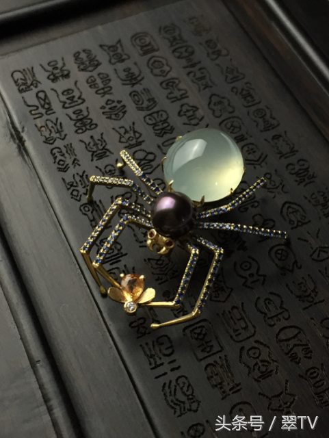 假如用珠宝翡翠来打游戏，卡牌：人头可以送，技能不能放