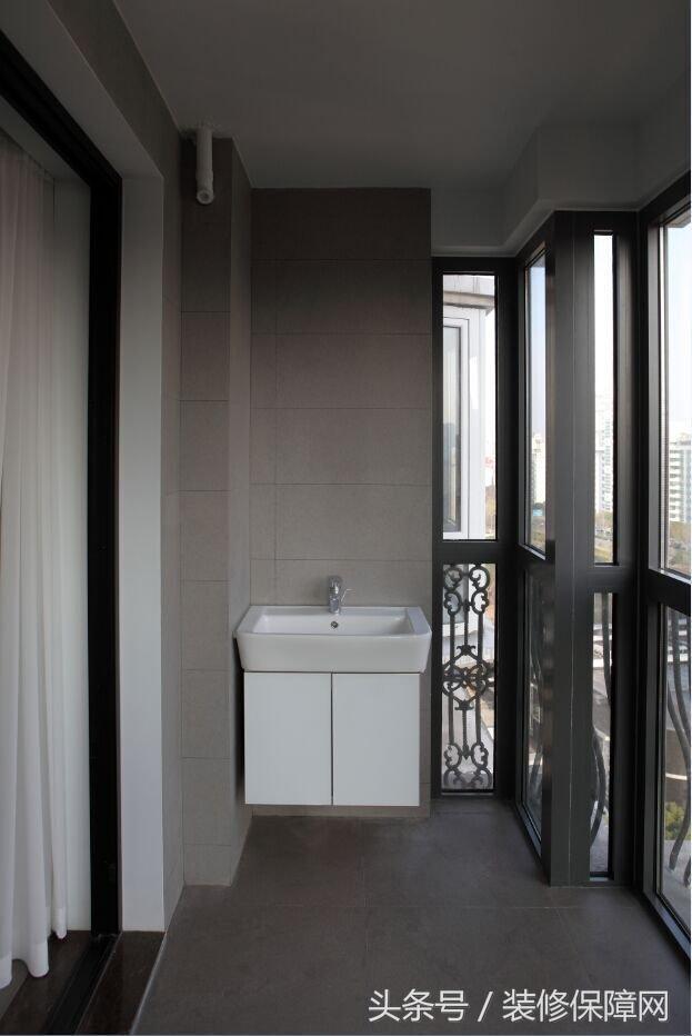 新家装修好了夸装修师傅们的视频,1.5米客厅地面砖错位贴好看