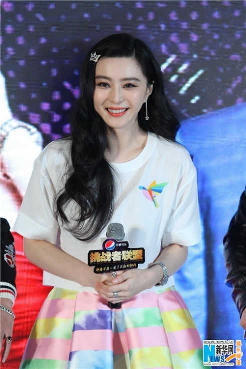 网袜加牛仔裤还是让杨幂穿吧，我只能接受唐嫣美美的珍珠~