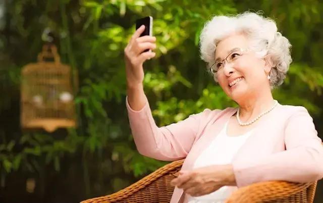 我花了7988给爸爸买了个iPhone7，超过了我一个月的工资