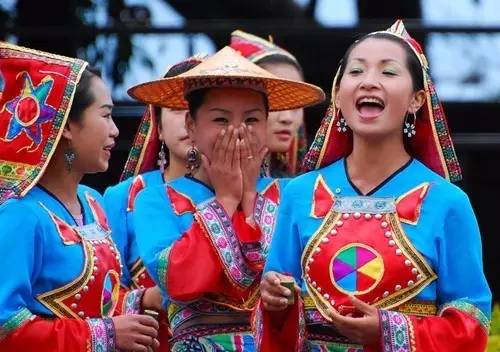 云南少数民族彝族服饰,云南少数民族服饰