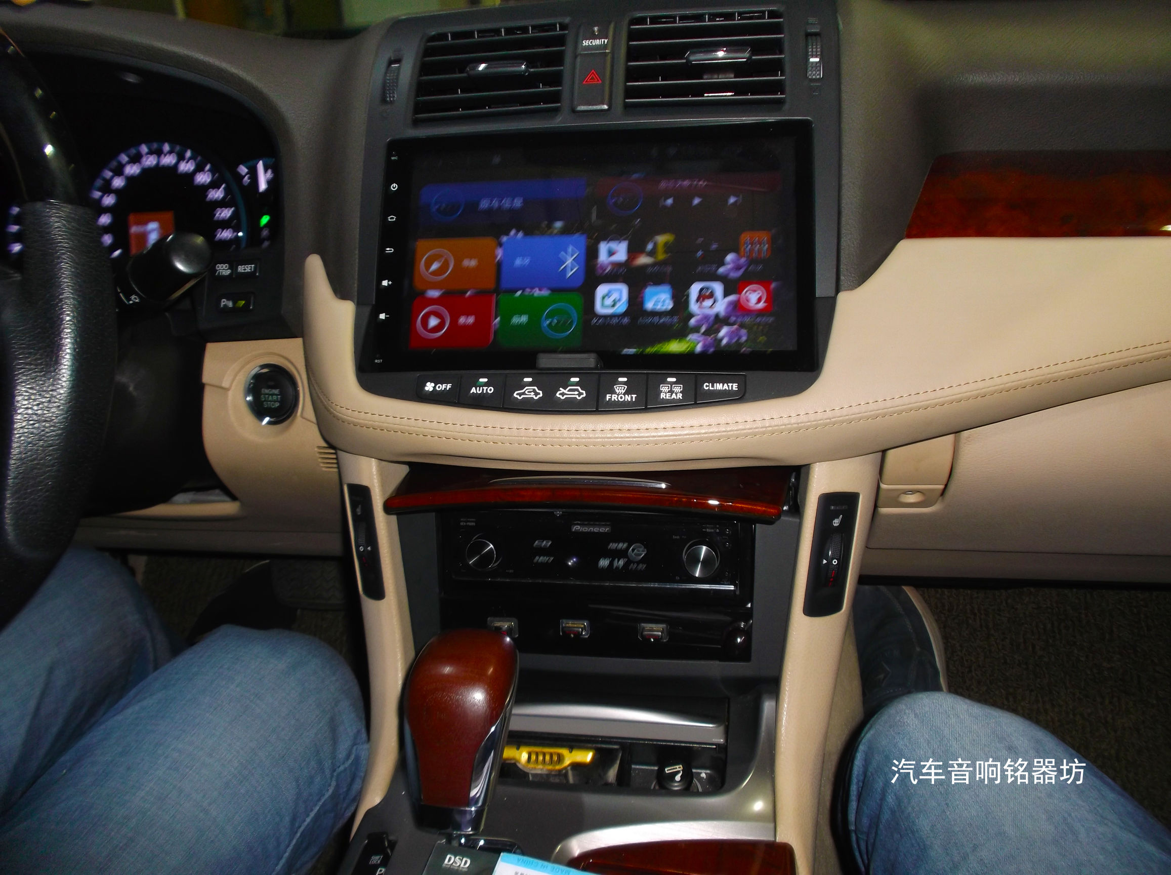 丰田皇冠升级丹拿342三分频喇叭与丹拿A6004汽车功放!宝安非常城市