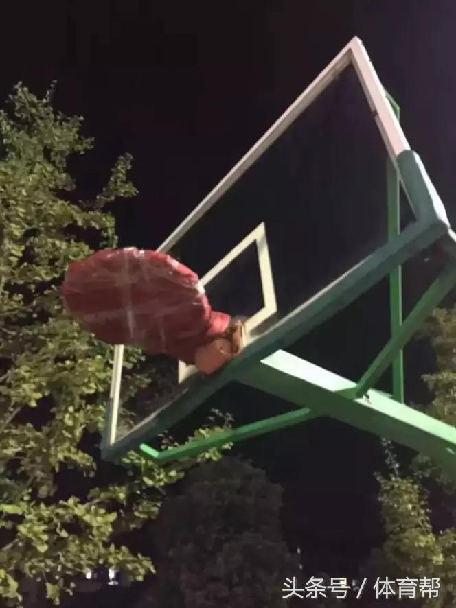 那些年被人强占的球场，看完之后寒了所有球迷的心！