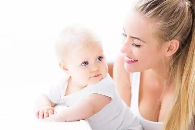 宝妈跷二郎腿休闲时刻,胎宝宝跷二郎腿