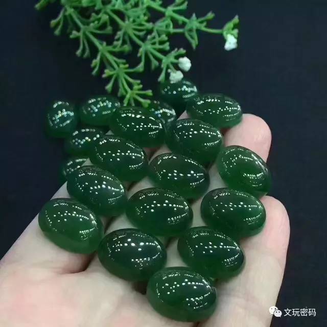 碧玉是和田玉的一种吗,为什么有人喜欢翡翠