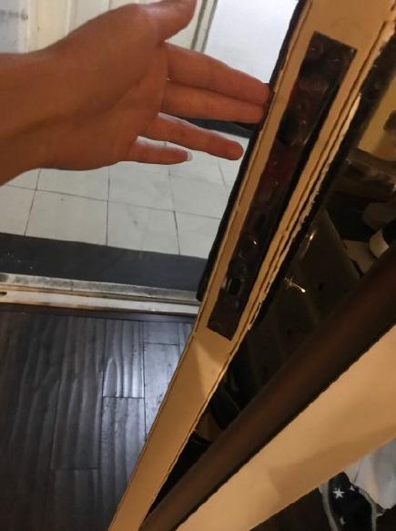 跟踪狂深夜砸门疯甩10万求婚女主播崩溃痛哭