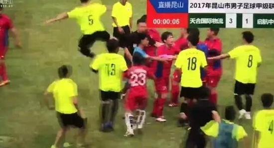 终身禁赛裁判,各国联赛足球场上暴打裁判遭禁赛