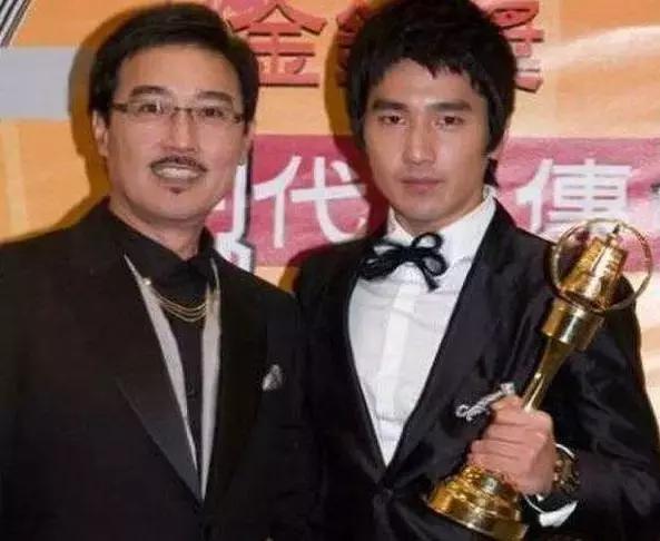 从面瘫视帝到哭戏之王，曾被骂丑八怪的他，不但演技了得，还娶了国民女神！