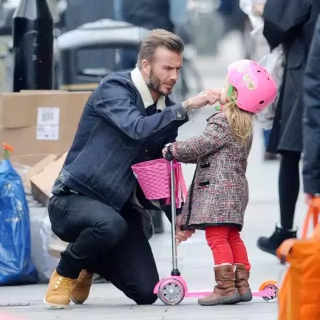 贝克汉姆：后盾情人还不够做最型潮爸女儿奴~｜美行加人20