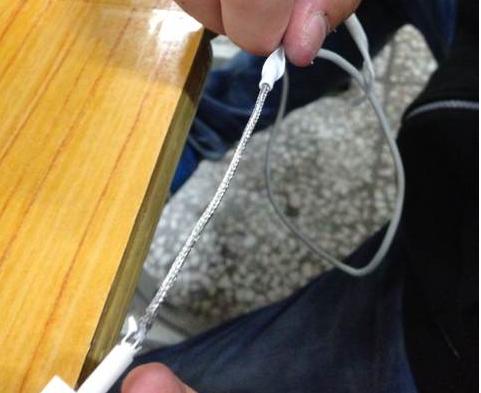苹果手机数据线炸开了？一根5毛钱的热缩胶拯救了它