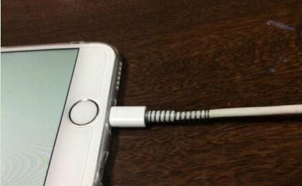 苹果手机数据线炸开了？一根5毛钱的热缩胶拯救了它