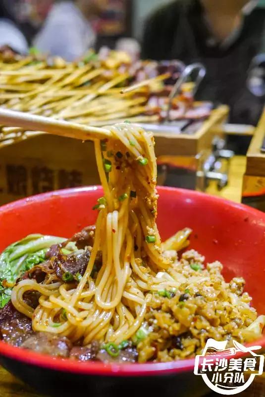 这家远离热门宵夜圣地的湘西烧烤店凭什么吸引食客？