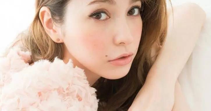 隐形眼镜应该如何正确佩戴,隐形眼镜每天佩戴时间长怎么选择