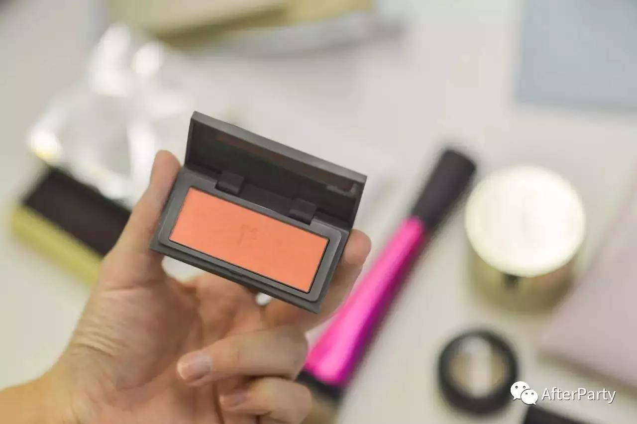 和朋友旅游的乐趣之一,就是共享化妆包