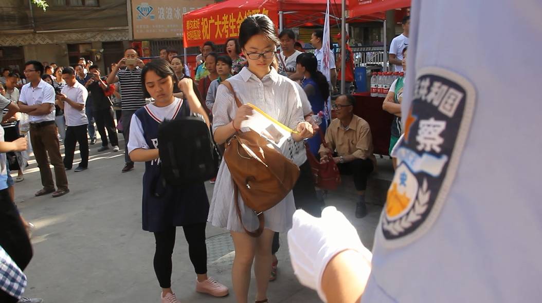 直击高考首日安保,我们为高考保驾护航