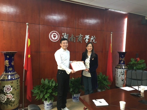 湖工商优秀学长,湖商学子到兴东村调研