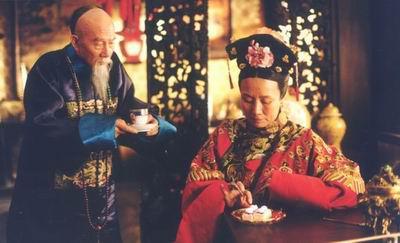 他让慈禧躺在床上吐舌头她只能点头乖乖照做太监们纷纷回避