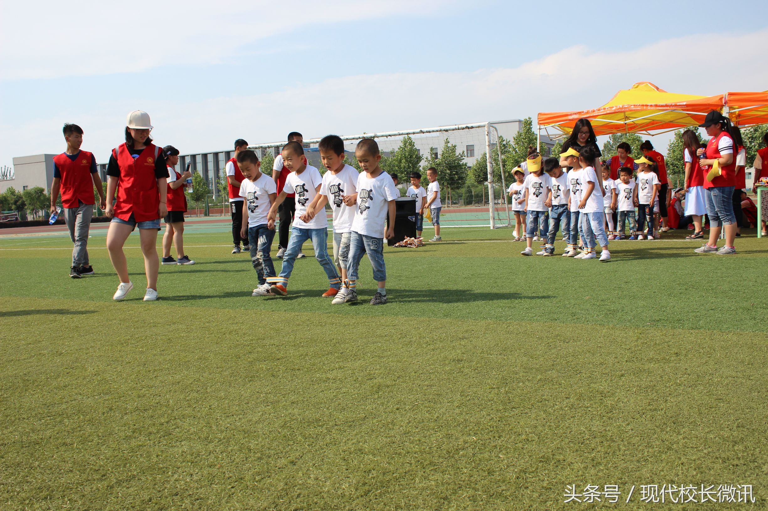 大手牵小手幼儿园户外游戏,大手牵小手手指游戏完整版幼儿园