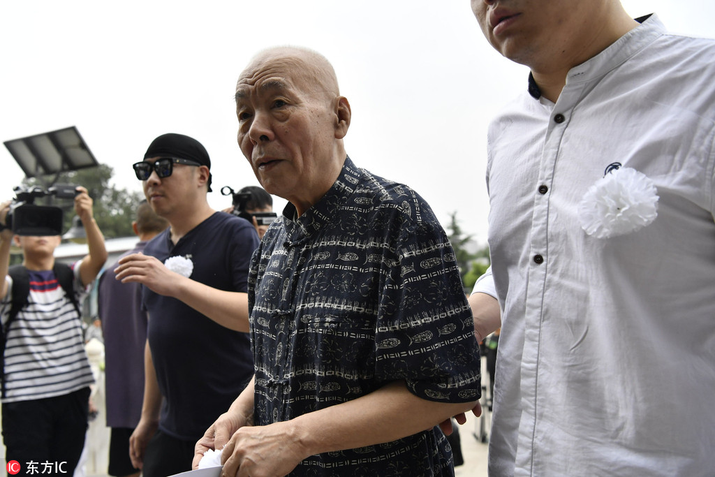 众名家雨中送别唐杰忠，姜昆痛哭：一定把相声说好，让老艺术家放心