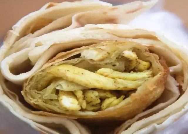 在天津倒两趟地铁，就为了去王顶堤吃上一口刚出锅的“大饼夹卷圈”！