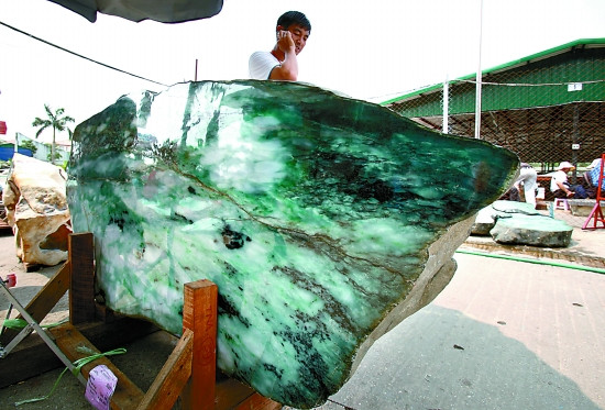 去云南旅游买的玉镯子是真的吗,去云南买玉手镯是真的吗