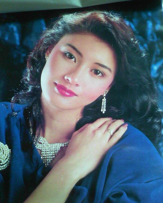 演《便衣警察》爆红，却息影经商巨亏，与齐秦传绯闻，今52岁仍单身