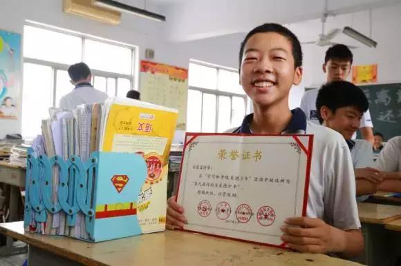 许昌这个13岁男孩可不简单!11岁那年他伸了一次手,今年竟受到省级表彰!