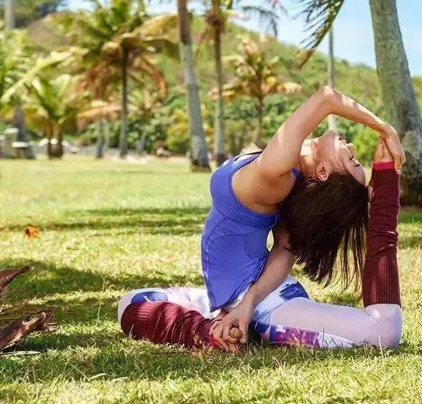 瑜伽能不能治疗驼背,答案是肯定的