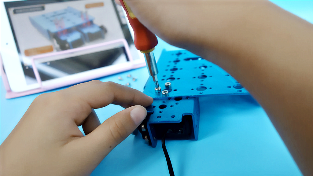 行进、踢球、摇头晃脑样样行，DIY、编程、智能交互个个棒