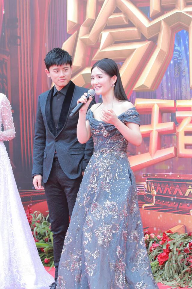 谢娜抹胸拖尾裙礼服,谢娜穿过全部礼服