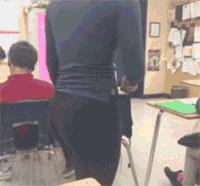 女朋友给男朋友手上咬个牙印,女友给男友咬的劳力士