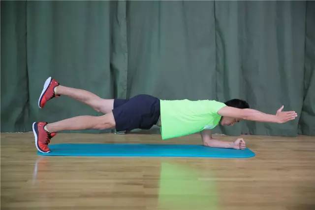 单练平板支撑能练出腹肌吗,平板支撑能练腹肌马甲线么