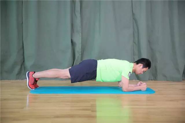 单练平板支撑能练出腹肌吗,平板支撑能练腹肌马甲线么