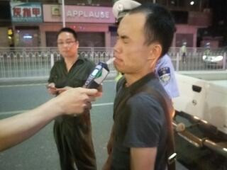 醉汉挑衅民警被制服,醉汉推搡民警持菜刀威胁民警