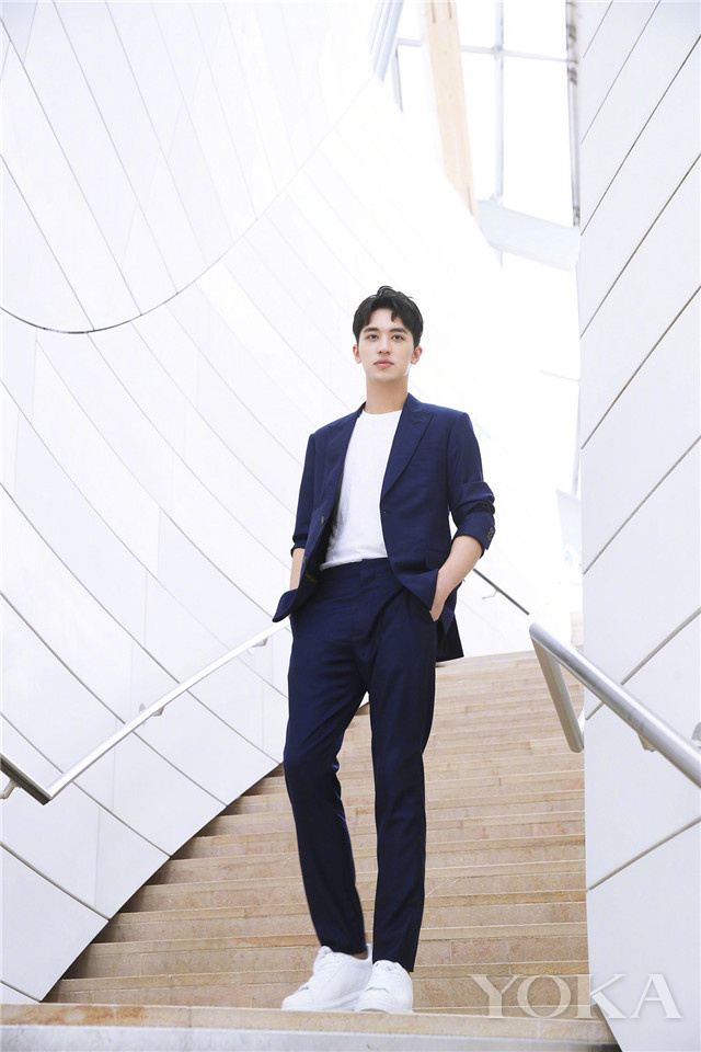 衣范追踪信你的黑裤子油光锃亮像是几年没洗了