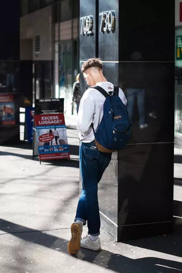 哪个大牌包包男士好看又实用,目前比较流行的男士包