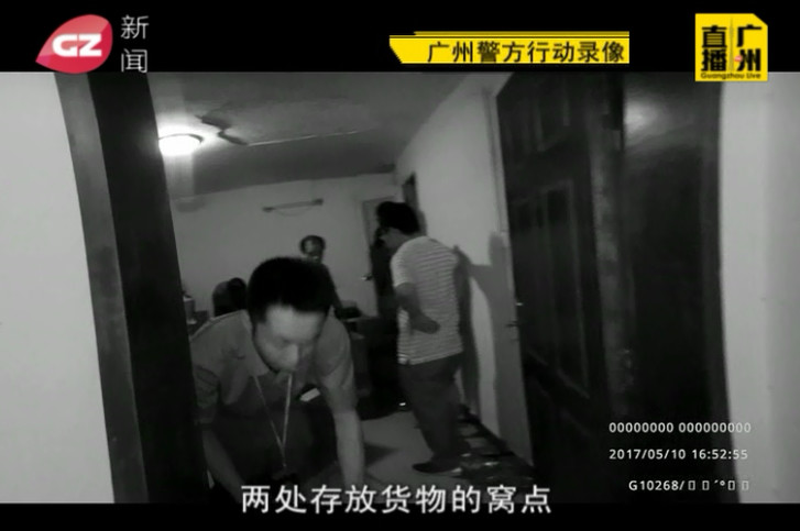 不法烟贩贩卖假烟的过程,卖假烟被当场识破