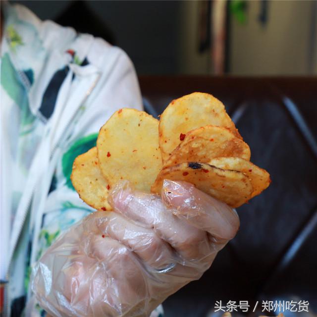 几个意思?去郑州南阳路吃海鲜,服务员你把菜倒桌上就跑?