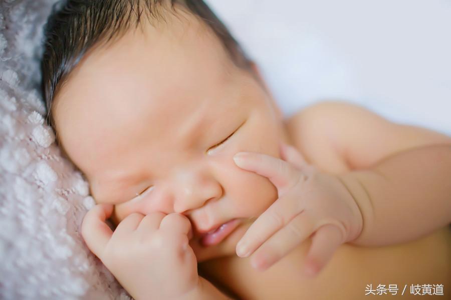 宝宝半夜呕吐泡沫粘液,刚刚出生的宝宝吐泡沫状的唾液