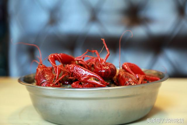 WTF？去南阳路吃海鲜，服务员把菜倒桌上就走，连筷子都没有？