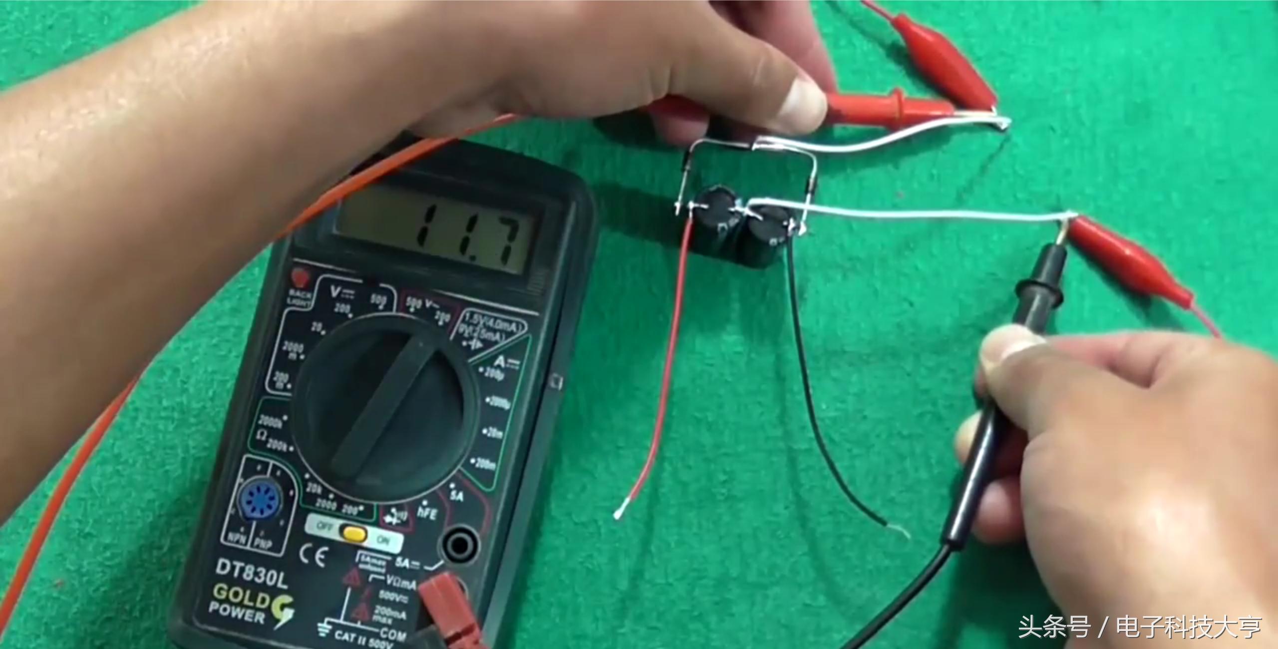 最简单的升压电路只需要一个电容,四个元件自制升压电路