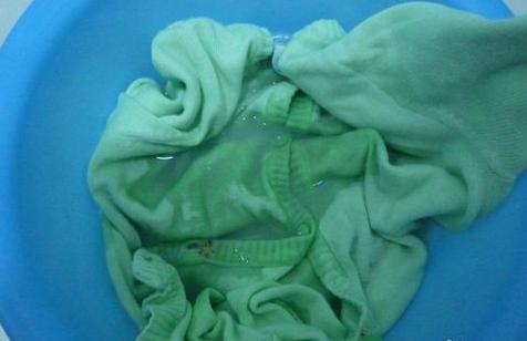 毛衣肩膀被衣架挂变形了怎么办,毛衣被热水烫变形了怎么恢复