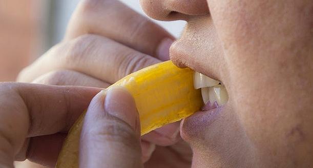 如何洁白牙齿的小妙招,牙齿黄怎么办快速解决方法