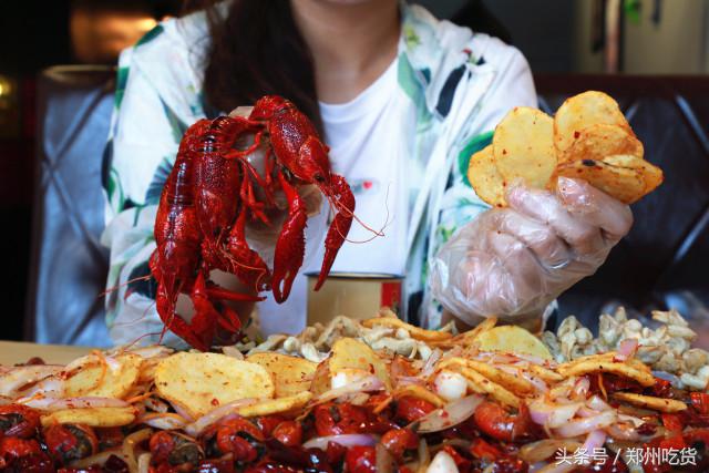 WTF？去南阳路吃海鲜，服务员把菜倒桌上就走，连筷子都没有？