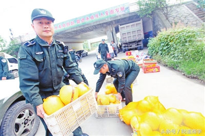 季节性水果流动摊贩,夏天如何避开城管卖地摊水果