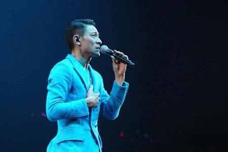 张学友年轻时舞台演出,张学友演唱会空荡荡的座位