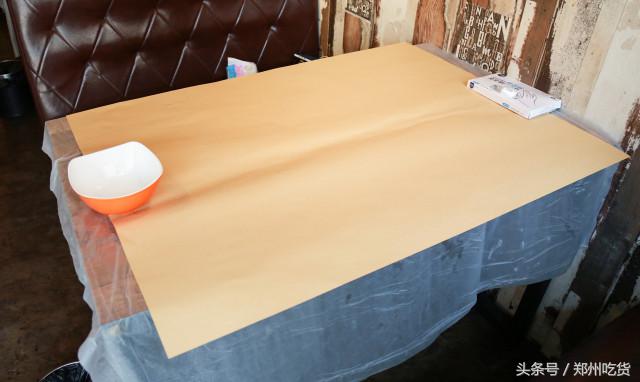 几个意思?去郑州南阳路吃海鲜,服务员你把菜倒桌上就跑?