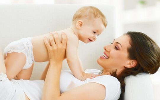 新妈妈产后涨奶太痛苦，6个技巧来解决