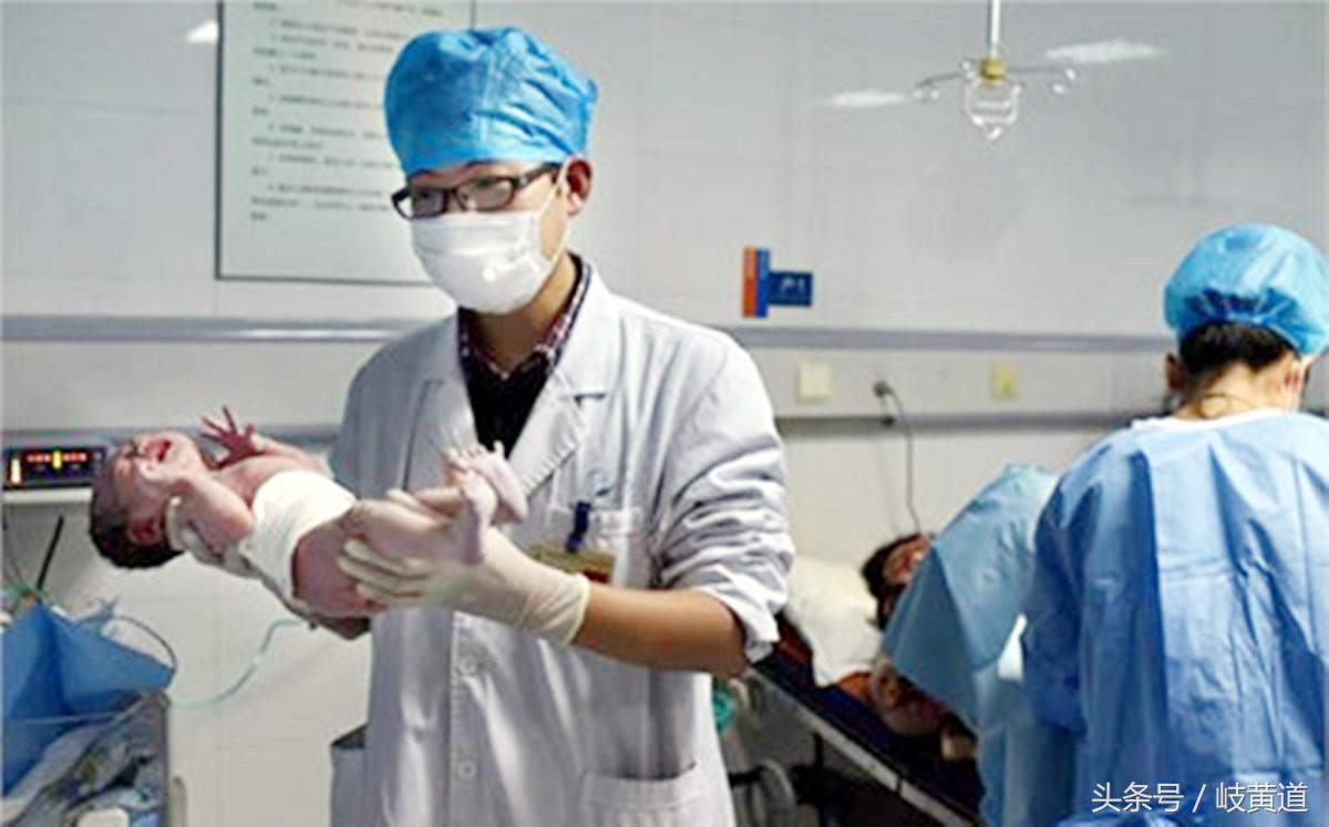 宝宝半夜呕吐泡沫粘液,刚刚出生的宝宝吐泡沫状的唾液