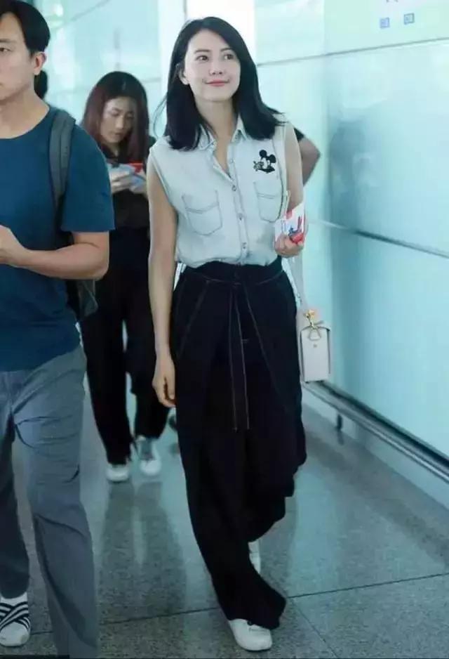 你还没有一件背心出街？那你一定是过了个假夏天！可儿，霉霉，蕾哈娜都爱的它你怎么可以没有？